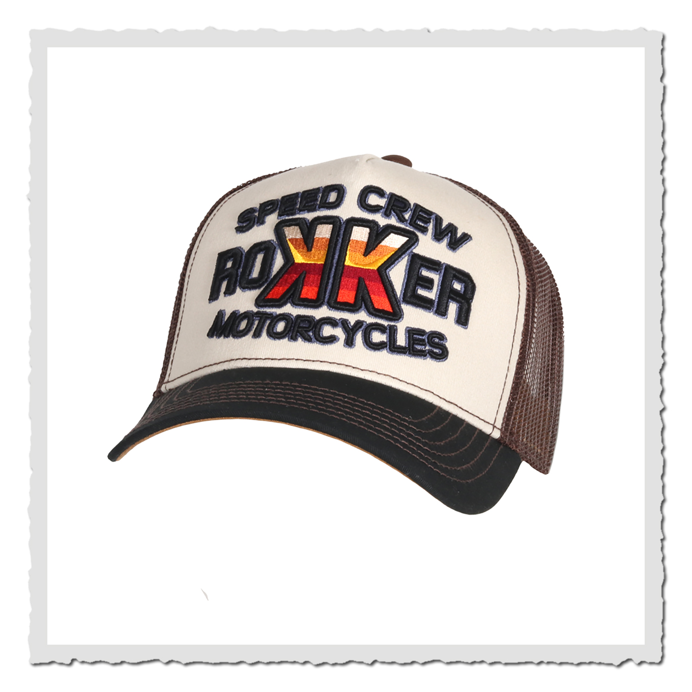 Produktfoto einer hellen und braunen Cap aus schräger Frontperspektive vor neutralem hellem Hintergrund.